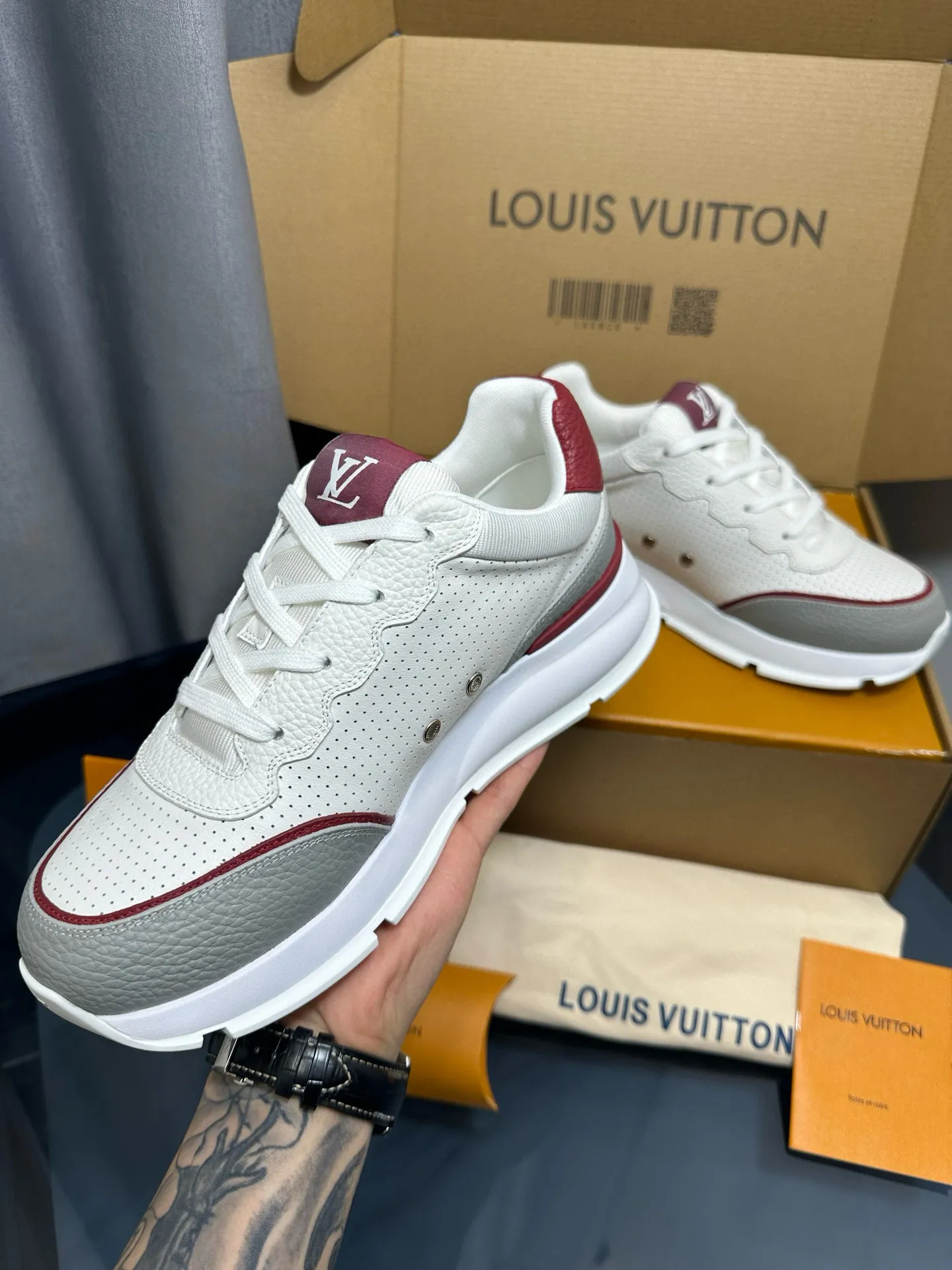 Factory price: 700💰🌈LV | Louis Vuitton 2025𝐬𝐬 🧡💚2025 spring and summer new style top version‼ ️The original version is the same. The counter focuses on the latest casual shoes and new hard goods🆕 ❥Purchasing agent level! Full of high-end feel! A popular model among bloggers at home and abroad, it’s retro and fashionable, and looks stunning on your feet! Wear a lot of happiness! The official website's main recommendation★ ━━━━━ ЅᏇєєt ━━━━━ ▪️Upper: Original custom-made imported calfskin fabric ▪️Inner: breathable gauze imported from Italy ▪️Outsole: rubber foam ➕t men's men's shoes 💰u high-end outsole ▪️Color: nine colors available ▪️Shoe size: 35-44, (45, 46 customized)